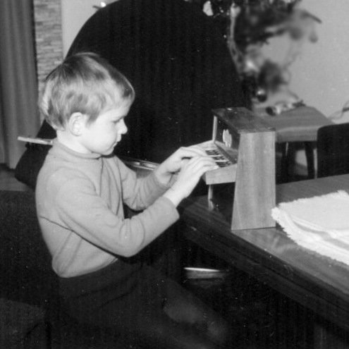 El Lorenzo as pianist